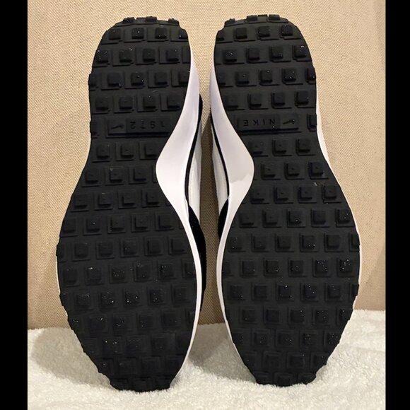 Nike Waffle Debut Sneaker / 10.5M / Black/White - Picture 7 of 9